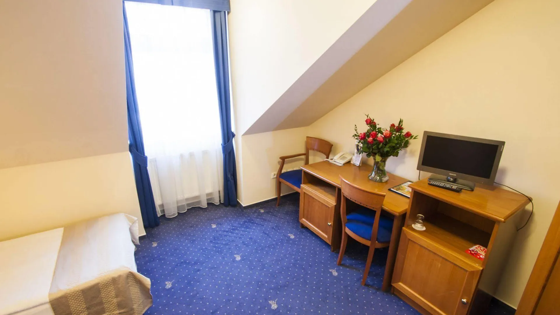 Hotel Modra Ruze Praha 4*,